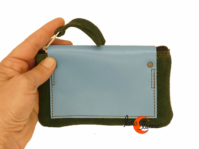 Monedero grande de piel con cremallera, solapa con velcro.