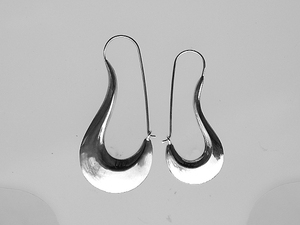 Pendientes aretas tradicionales de plata, hay dos tamaños: grande de 5 cm. y pequeña: de 3,5 cm.