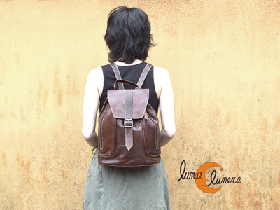 Mochila de cuero con dos bolsillos con cremallera