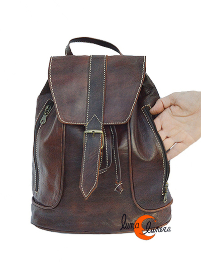 Mochila de cuero con dos bolsillos con cremallera