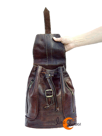 Mochila de cuero con dos bolsillos con cremallera