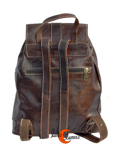 Mochila de cuero con dos bolsillos con cremallera