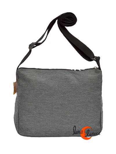 Bolso bandolera grande de tela. La imagen muestra elmodelo, los colores pueden no coincidir con el producto en venta.