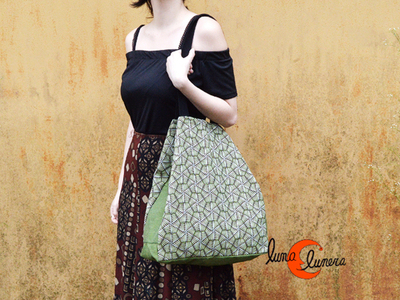 Bolso de tela grande. Se enseña el modelo yel tamaño, los colores pueden no coincidir con el bolso que está en venta