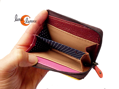 Se enseña el modelo y el tamaño, los colores pueden no coincidir con el monedero que está en venta