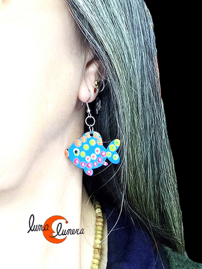 Pendientes artesanales de madera pintada