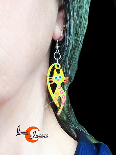 Pendientes artesanales de madera pintada