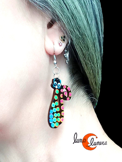 Pendientes artesanales de madera pintada