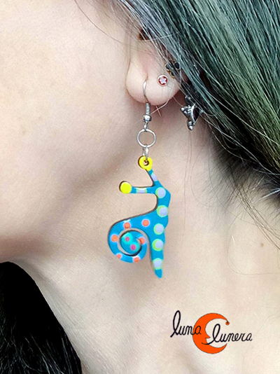 Pendientes artesanales de madera pintada