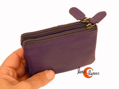 Esta imagen enseña el modelo, los colores pueden no coicidir con el monedero que está en venta.