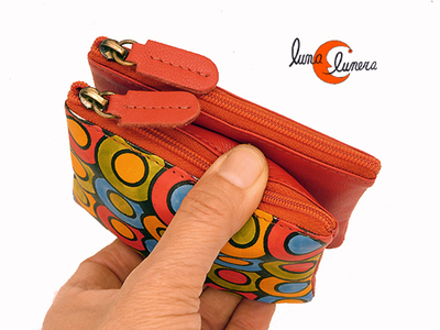Esta imagen enseña el modelo, los colores pueden no coincidir con el monedero que estáen venta.