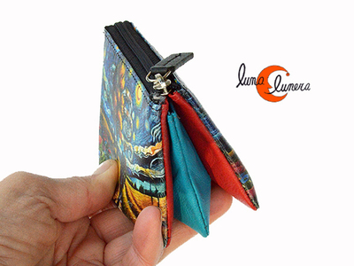 Esta fotografía enseña el modelo, los colores pueden no corresponder con el monedero que está en venta.