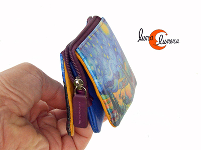 Esta fotografía enseña el modelo, los colores pueden no corresponder con el monedero que está en venta.