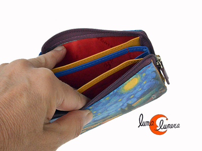 Esta fotografía enseña el modelo, los colores pueden no corresponder con el monedero que está en venta.