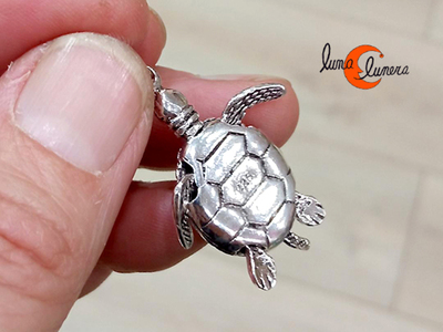 Colgante de plata tortuga de mar grande, se le mueven las patitas.