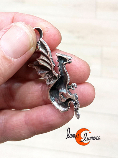 Colgante de plata dragón grande.