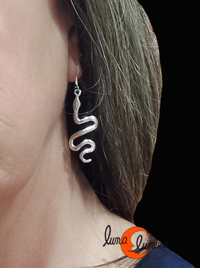 Pendiente de plata con forma de serpiente