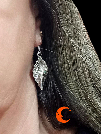 Pendiente de plata con forma de hoja.