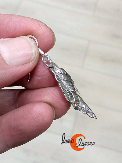 Pendiente de plata con forma de hoja.