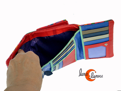 Esta imagen muestra el modelo, los colores pueden no coincidir con el monedero que está en venta.