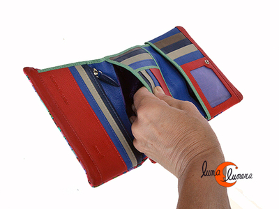 Esta imagen muestra el modelo, los colores pueden no coincidir con el monedero que está en venta.