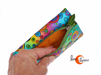 Esta imagen muestra el modelo, los colores pueden no coincidir con el monedero que está en venta.