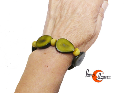 Pulseras hechas con semillas de tagua y silicona elástica.