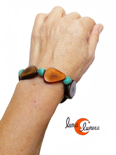 Pulseras hechas con semillas de tagua y silicona elástica.