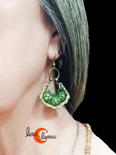 Pendientes artesanales hechos con redes de pesca.