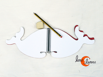 Libretas de papel artesanales con forma de ballena.