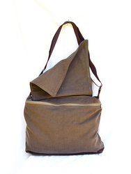 Bolso grande de tela resistente, pensado para transportar carpetas y libretas grandes.