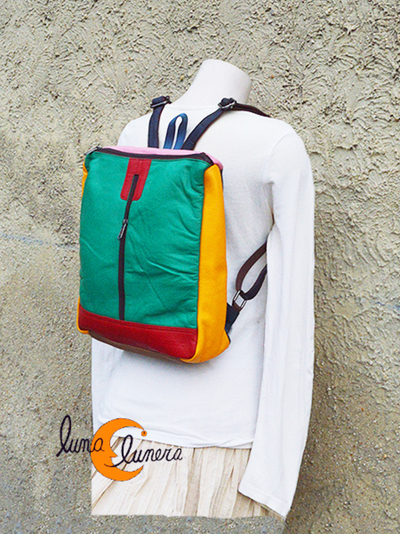 Mochila Soruka de piel de colores.