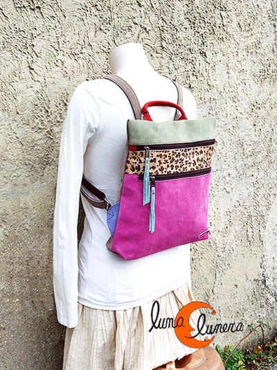 Mochila de piel de ante con cremalleras.