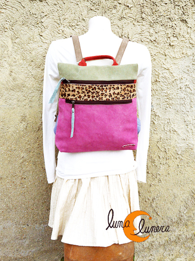 Mochila de piel de ante con cremalleras.