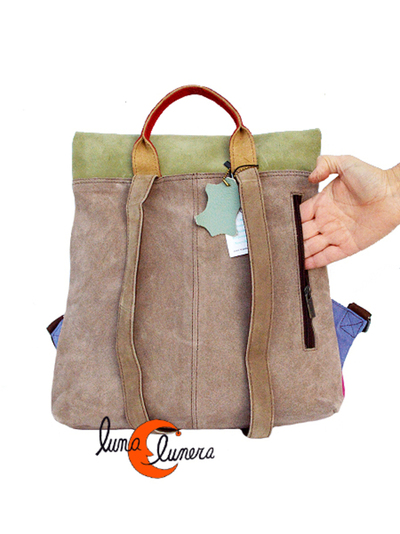 Mochila de piel de ante con cremalleras.