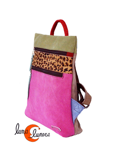 Mochila de piel de ante con cremalleras.