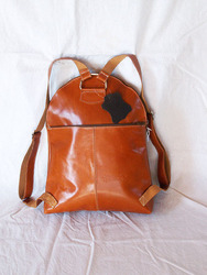 Mochila pequeña, de piel, hecha a mano.