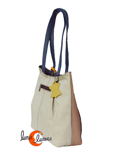Bolso de piel estilo shoping con doble asa y cremallera.