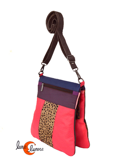 Bolso alforja de piel, fucsia.