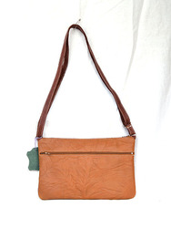 Parte trasera del bolsito de paseo con olas, con bolsillo con cremallera.