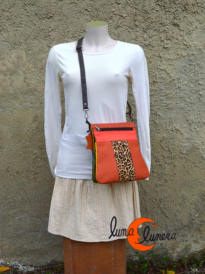 Esta fotografía enseña el tamaño y el modelo, los colores pueden ser diferentes al bolso que está en venta