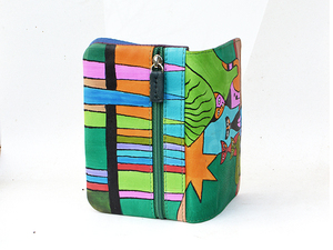 Monedero con solapa con dibujos de gatos, con cremallera por detrás.