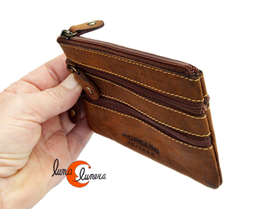 Monedero de piel con cuatro cremalleras.