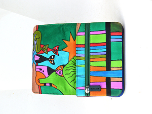 Monedero de piel con solapa con dibujo de gatos, con cremallera por detrás.