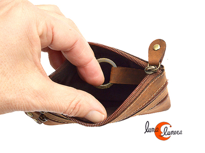 Monedero de piel con cuatro cremalleras.