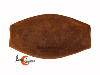 monedero de piel ovalado con una cremallera y aro para llaves.