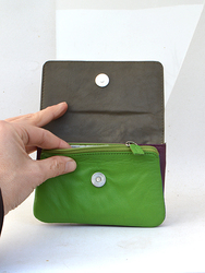 Monedero de piel con solapa, dos apartados interiores, uno con cremallera.