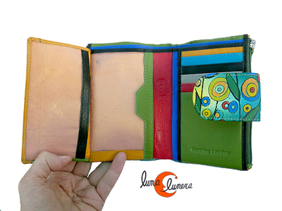 Esta imágen enseña el modelo, los colores pueden no coincidir con la cartera que está en venta.