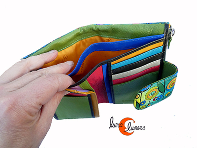 Esta imágen enseña el modelo, los colores pueden no coincidir con la cartera que está en venta.