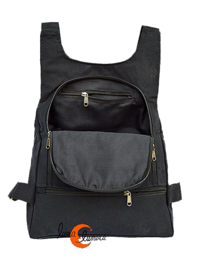 Mochila de tela impermeable. Los colores pueden no coincidir con el modelo en venta.
